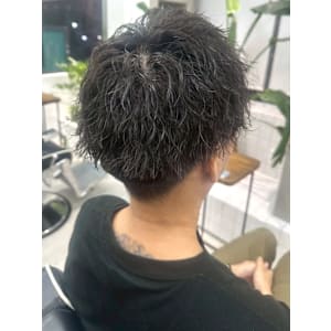 ツイストスパイラルパーマ 黒髪 マッシュ 束感 刈り上げ