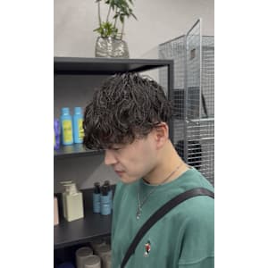 抜け感×束感で魅せる大人の韓国風ヘア