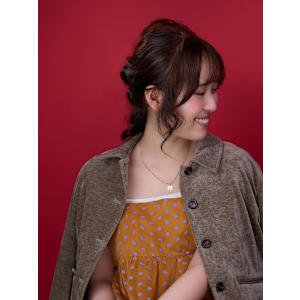 Fluffy Greige｜透け感が際立つ抜け感アップ - UNE ATTACHE【アンアタッシュ】掲載中