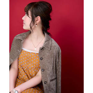 Fluffy Greige｜秋風に揺れるふんわりアップスタイ - UNE ATTACHE【アンアタッシュ】掲載中