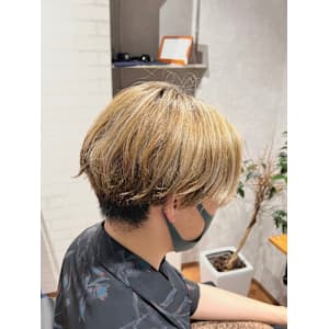 ホワイトベージュのマッシュショート