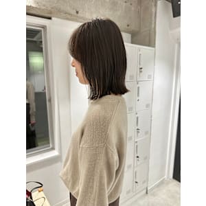 切りっぱなしボブ外ハネボブくびれ大人ボブアッシュベージュ艶感