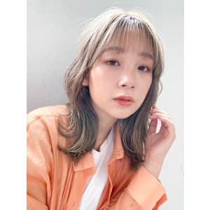 ダブルカラー×外ハネミディ