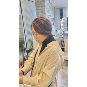 30代40代白髪ぼかしハイライトハンサムショート