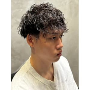 ツイストスパイラルパーマ ツーブロック 20代 刈り上げ