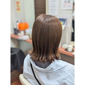 秋の装い、艶めくターコイズカラーと安定の外ハネボブ - リリー美容室【リリービヨウシツ】掲載中