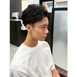 フェザーショート　ツーブロック　刈り上げ　爽やか　黒髪