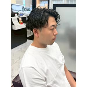 波巻きパーマ　センターパート　おしゃれ　黒髪 - MEN'S SALON SOLEIL by alfRed【メンズサロンソレイユ バイアルフレッド】掲載中