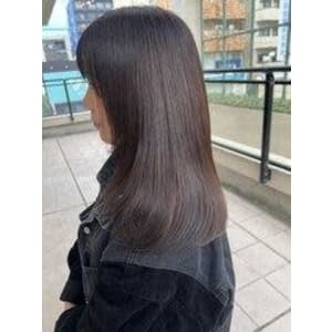 ダークグレージュ　艶レイヤーストレートヘア　オージュア