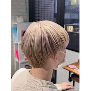 透け感ホワイトベージュのマッシュショート