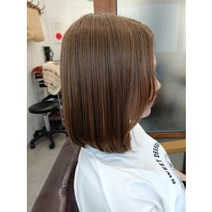 ナチュラルな前下がりボブ