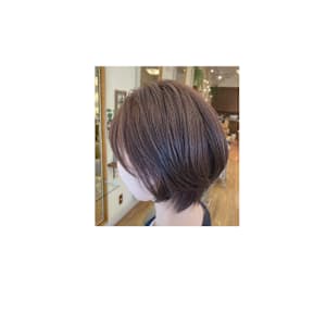前髪あり・首元すっきりのナチュラルショート