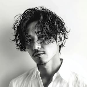 自然な動きが魅力のふんわりミディアムヘア。