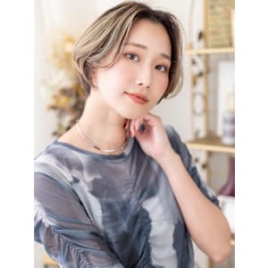 ブリーチカラーセンターパートボブショート　シャドールーツ - COVER HAIR & SPA bliss【カバーヘア アンド スパ ブリス】浦和/浦和西口店【カバー ヘア アンド スパ ブリス ウラワ ウラワニシグチテン】掲載中