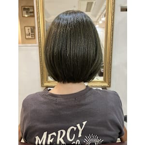 アッシュグレーのショートボブ