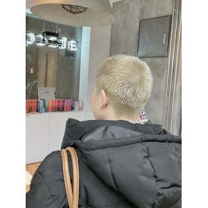 ベリーショート　ハイトーン　金髪　刈り上げ　おしゃれ坊主 - atacca ungu【アタッカアングゥ】掲載中