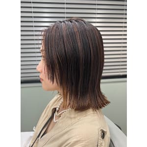 ミディアムヘアにバレイヤージュカラー