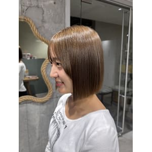 パツっとボブ×ブラウンベージュ