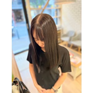 赤みを抑えた柔らかなオリーブベージュ【三軒茶屋】