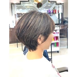 ショート　白髪ぼかしハイライト