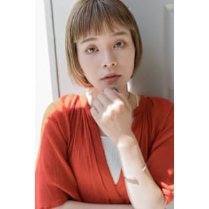 ショートバングとハイトーンカラーのミニボブ