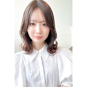 フェミニンで柔らかな外ハネミディアム