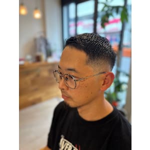 「清潔感と男らしさを両立！今人気のスキンフェードスタイル