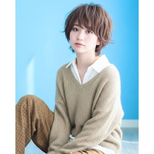 くすみブラウンの軽やかミディアムボブウルフ - Hivira(ハイビラ)武蔵小山の美容室【ハイビラ ムサシコヤマノビヨウシツ】掲載中