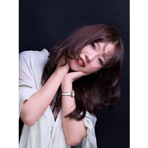 ラベンダーグレージュ×大人レイヤーカット - UNE ATTACHE【アンアタッシュ】掲載中