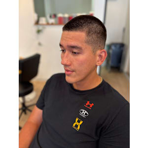 清潔感とスタイルを両立する、FREE流フェードカット