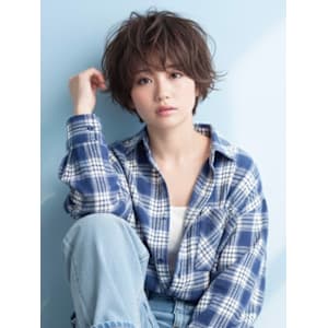 軽やかに揺れるショートボブレイヤー