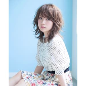 鎖骨ラインの軽やかセミロングウルフ