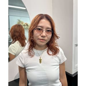 ブリーチカラー/オレンジ/オレンジブラウン/パーマ風スタイル