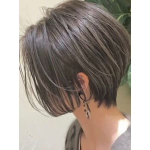 大人可愛いクールショートボブ ハイライト グリーンアッシュ
