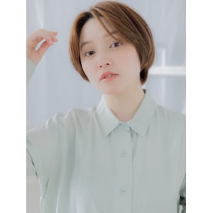 センターパート小顔ショートカットレイヤー　レイヤーショート