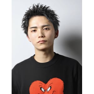 黒髪スパイキーパーマ