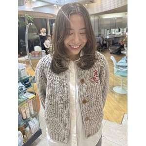 ミディアムレイヤー×ベージュカラー