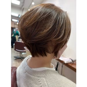 明るめグレイカラー×ショートカット