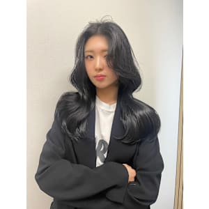 大人かわいいくびれミディラベンダーインナーカラー