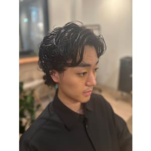 大人の色気漂うセンターパート