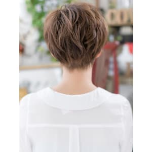 アシンメトリー外国人風耳かけオン眉ショート　ヘーゼルブラウン