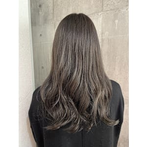 透明感と抜け感を叶えるグレージュ