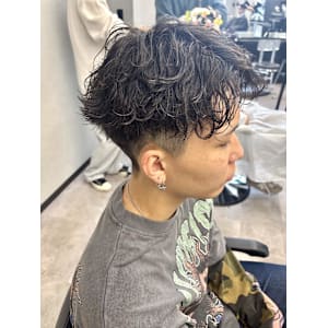 波巻きスパイラルパーマで作る“無造作×男らしさ”スタイル