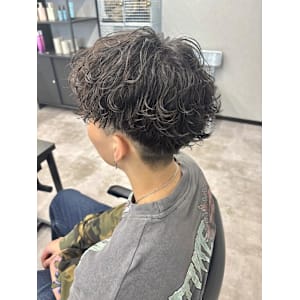 波巻きスパイラルパーマで作る“無造作×男らしさ”スタイル