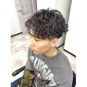 波巻きスパイラルパーマで作る“無造作×男らしさ”スタイル