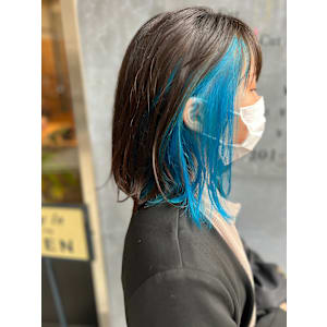 シアーブルーのインナーカラーボブ