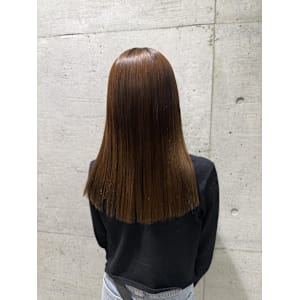 然なストレート感で、ツヤと柔らかさを両立した縮毛矯正