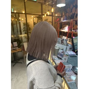 ホワイトグレージュ