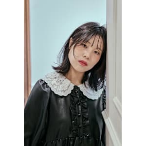 やわらかい抜け感が楽しめるミディアムボブ