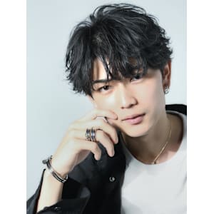 黒髪シースルーフェザーショート